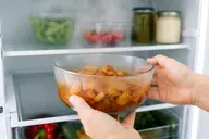 Plat encore chaud placé dans un réfrigérateur