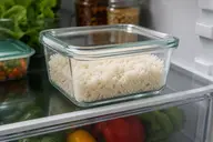 Riz cuit conservé dans une boîte hermétique au réfrigérateur
